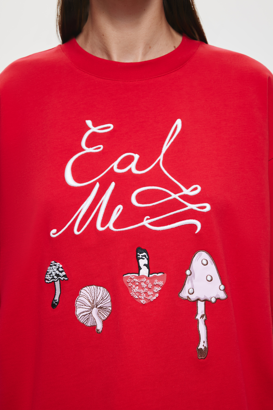 Футболка с принтом и вышивкой