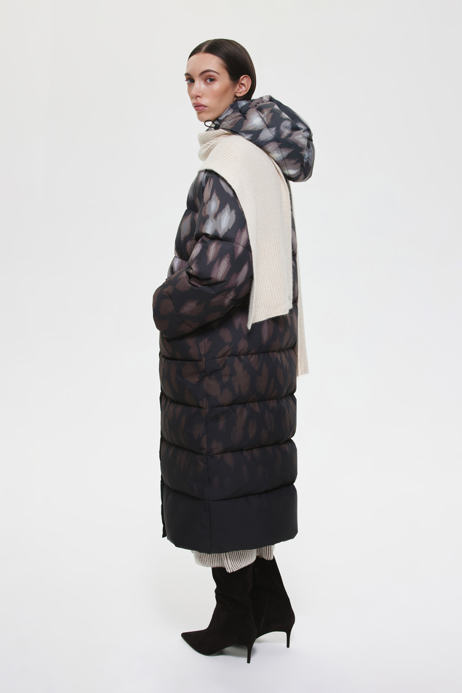 Пуховик длинный с принтом