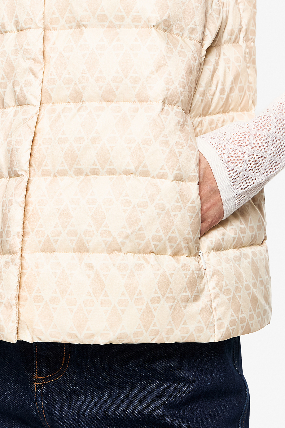 Жилет пуховый с принтом