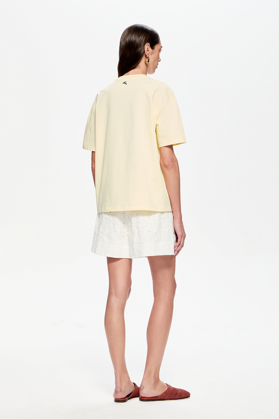 Футболка с принтом и вышивкой