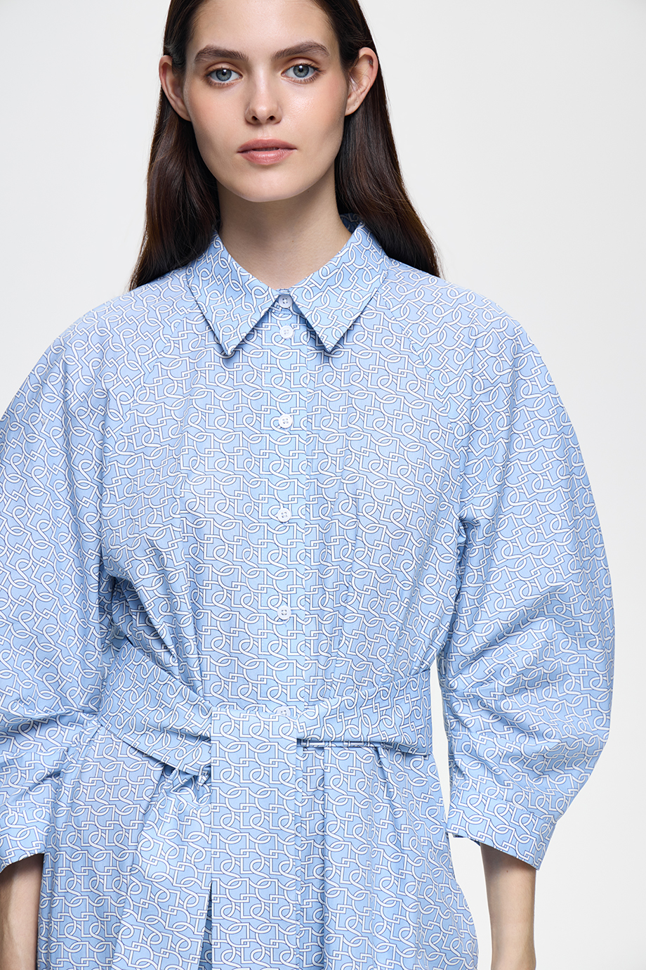Платье-рубашка с лого-паттерном
