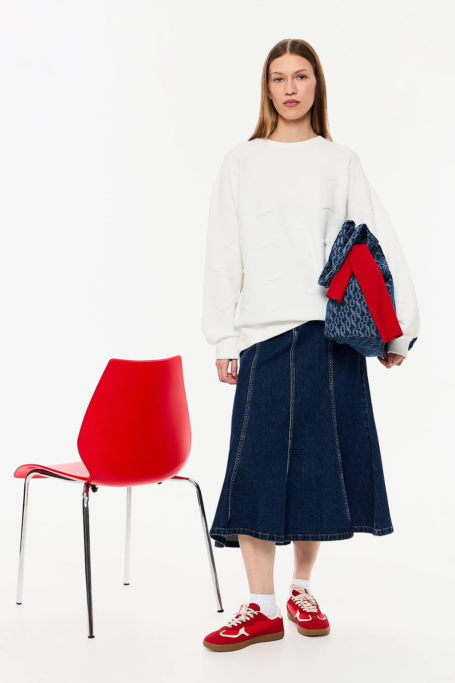 Свитшот с объемным лого-паттерном