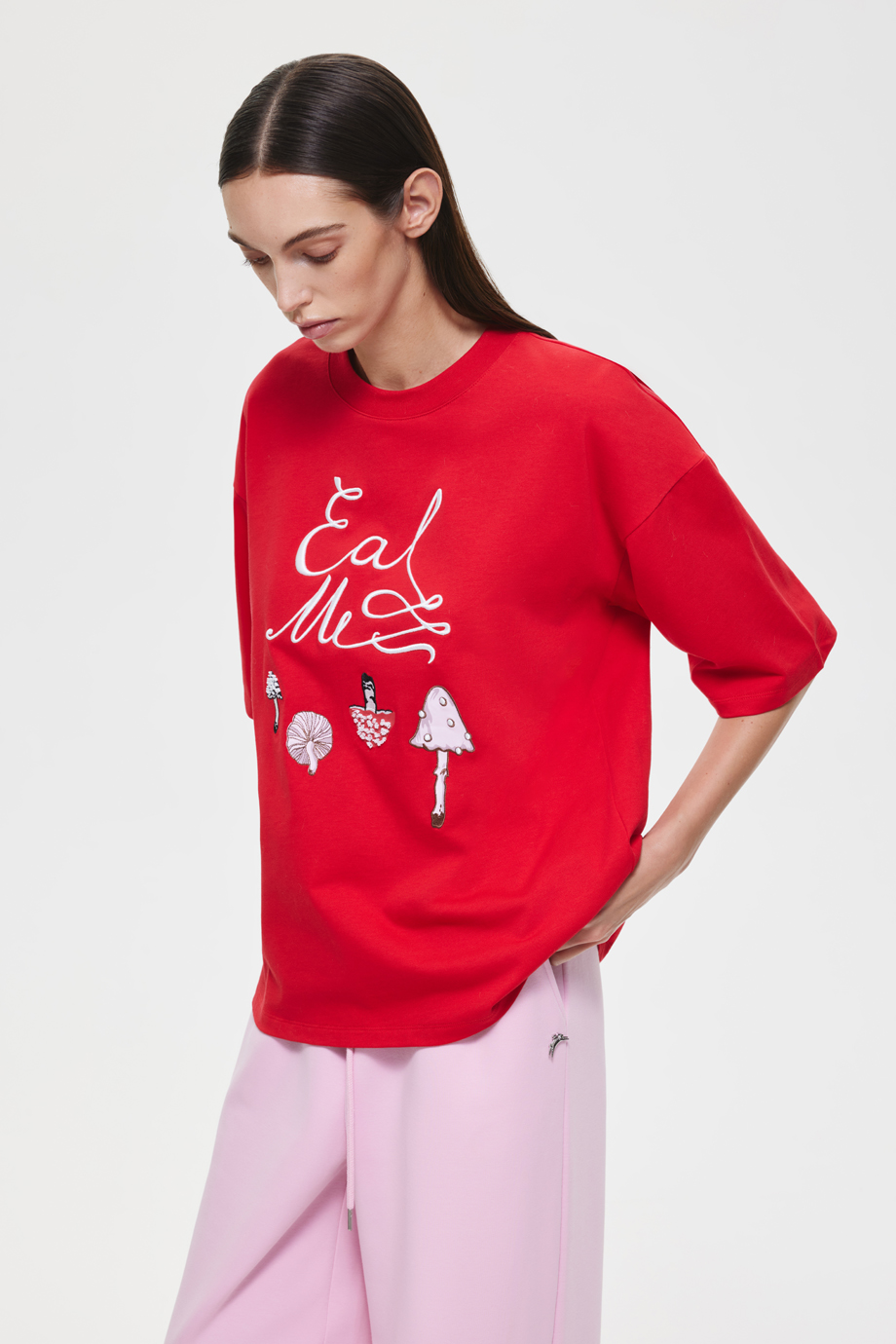 Футболка с принтом и вышивкой