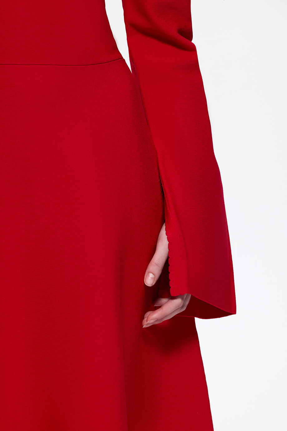 Платье вязаное с рукавом-клеш