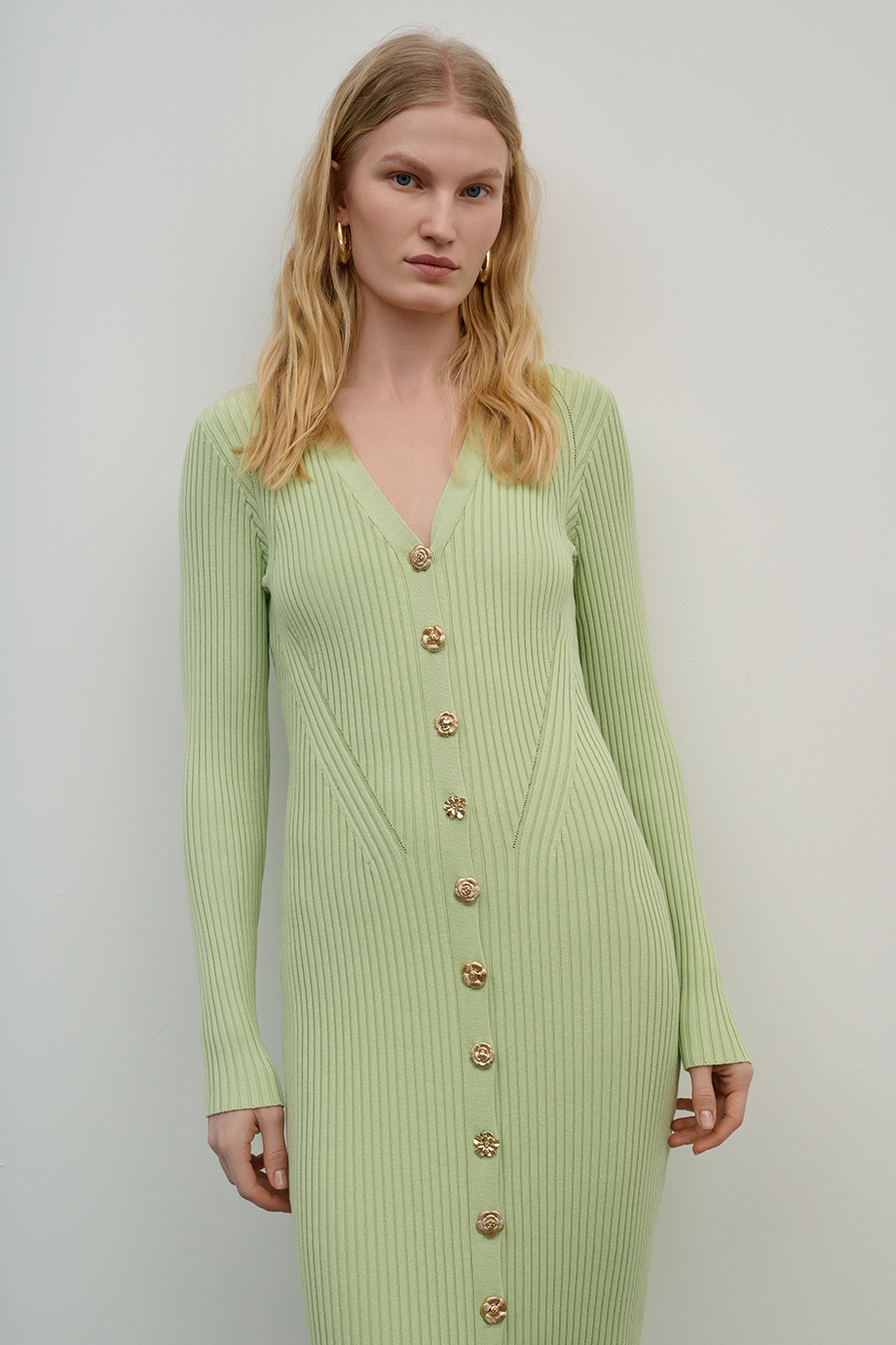 Платье-футляр вязаное