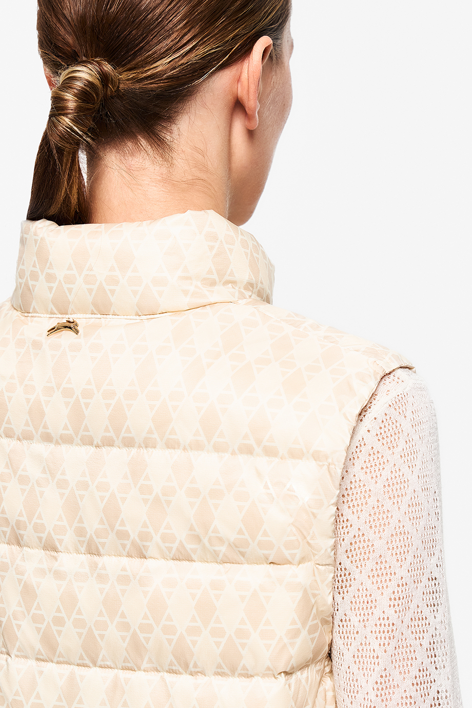 Жилет пуховый с принтом