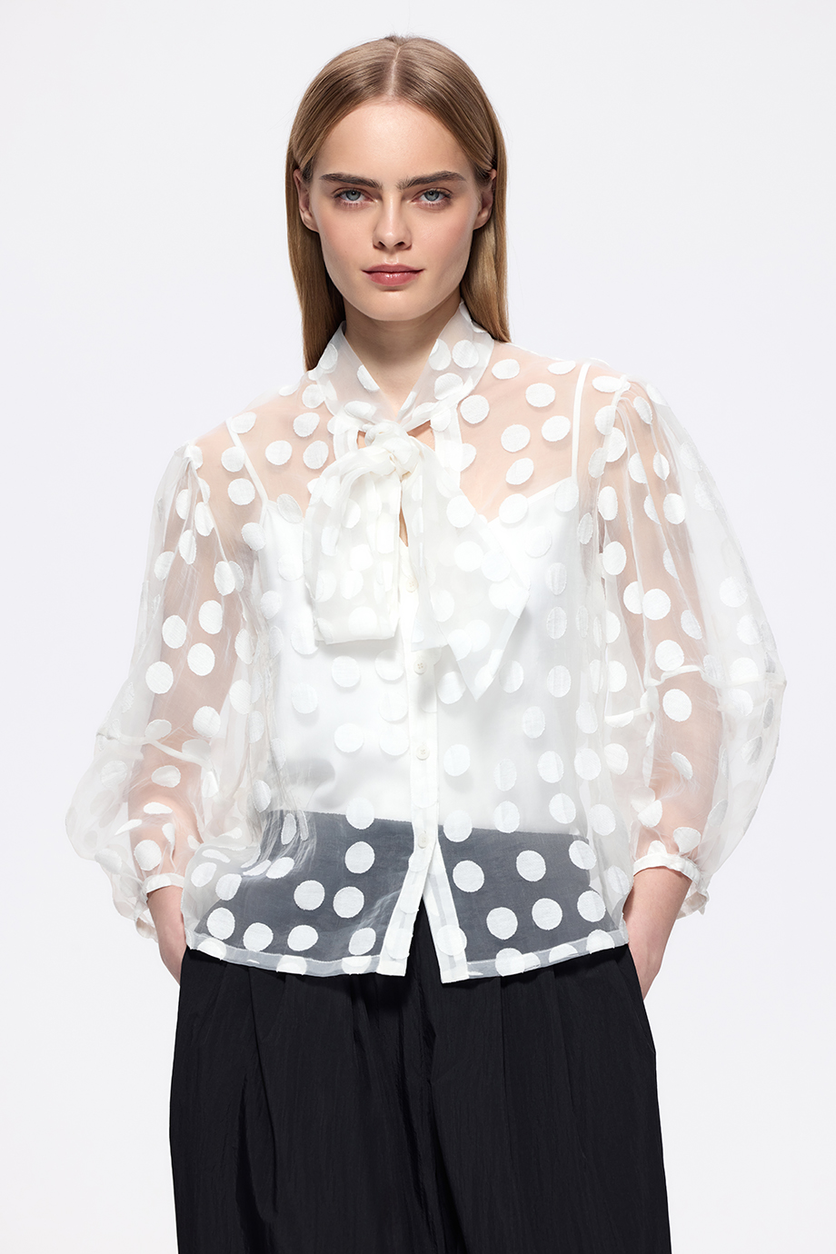 Блузка из деворе с бантом