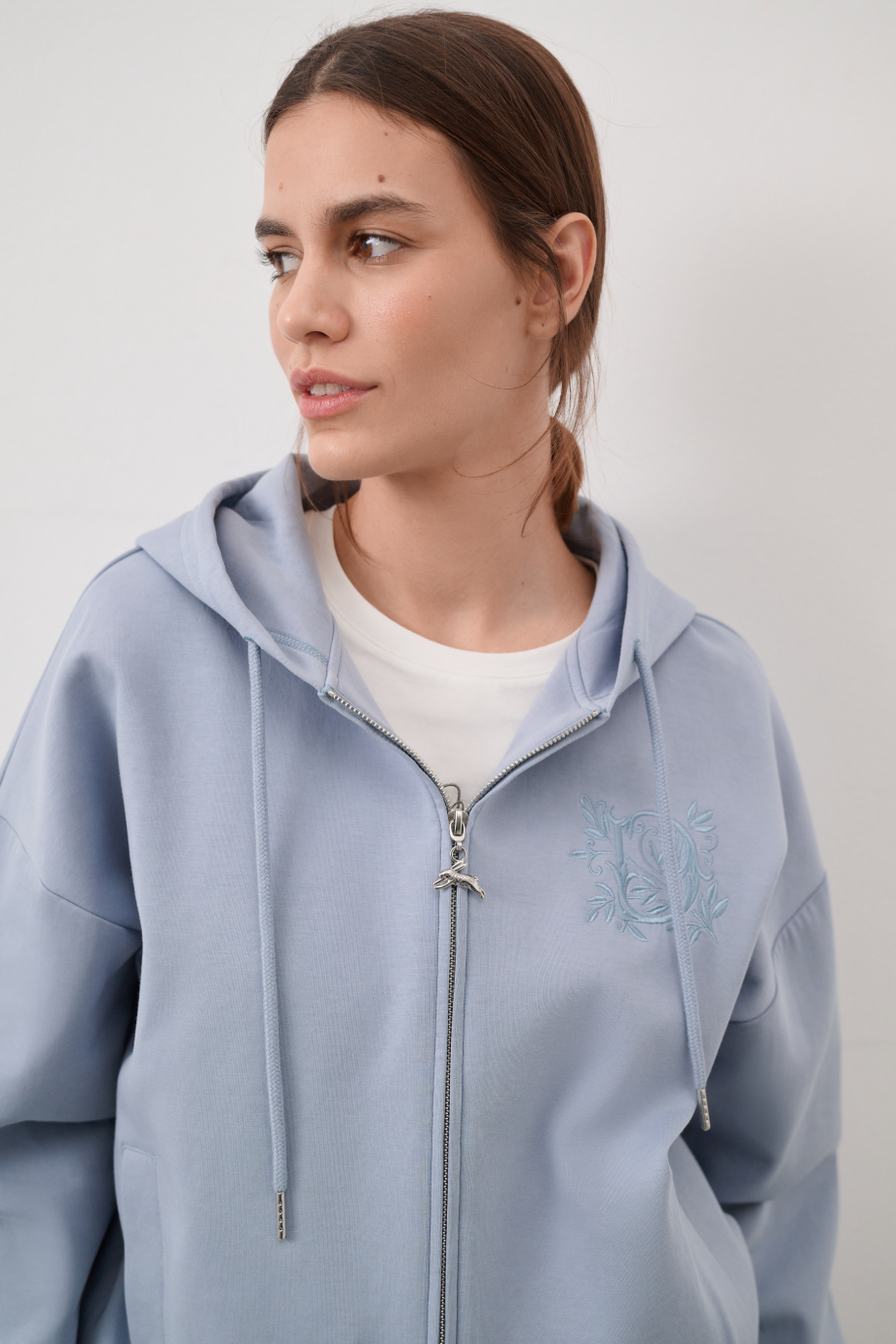 Худи на молнии с вышивкой