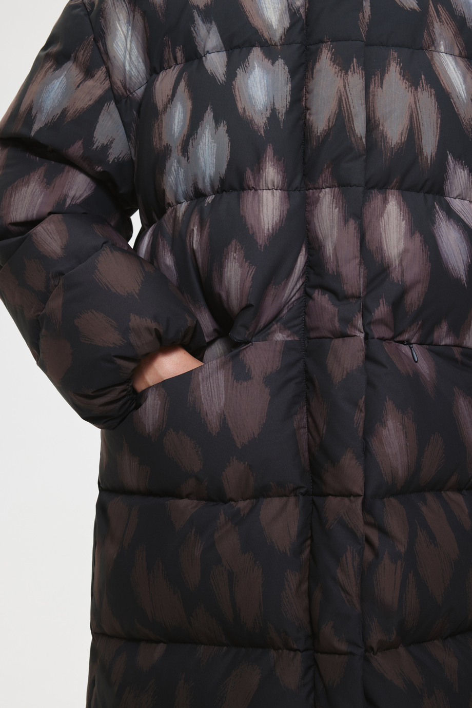 Пуховик длинный с принтом