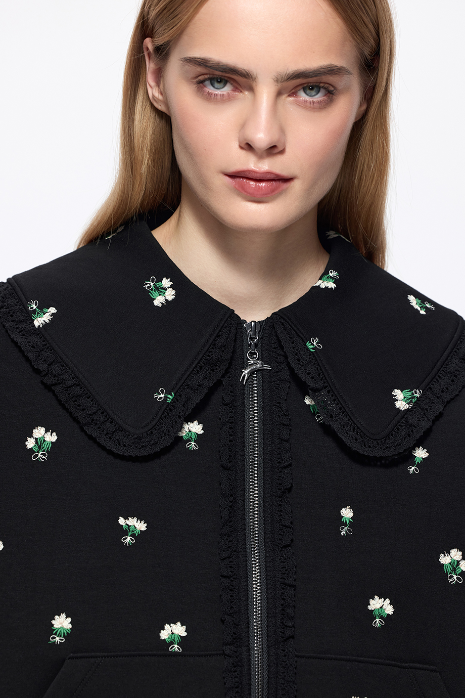 Толстовка на молнии с вышивкой