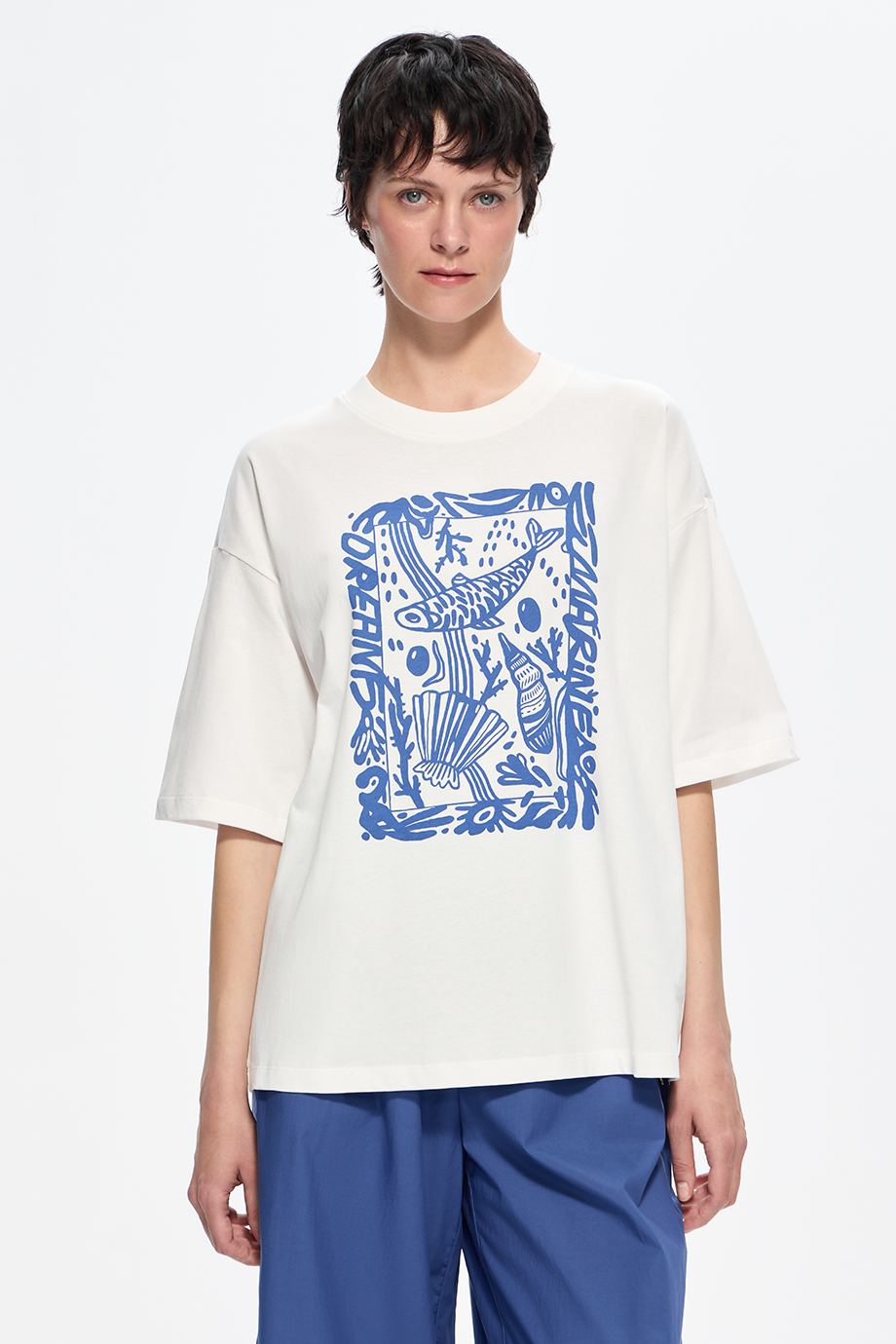 Футболка с принтом и вышивкой