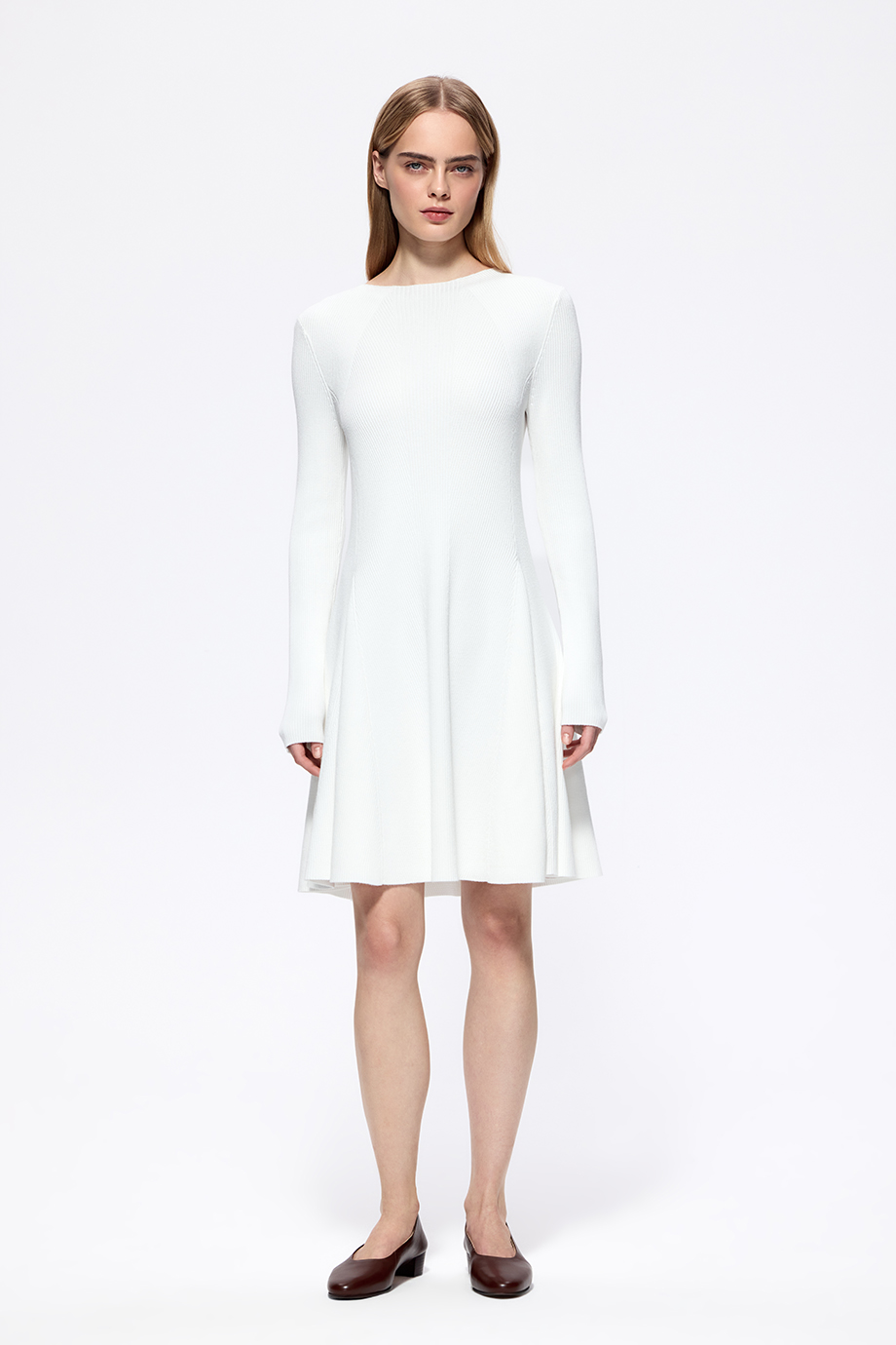 Вязаное расклешенное платье