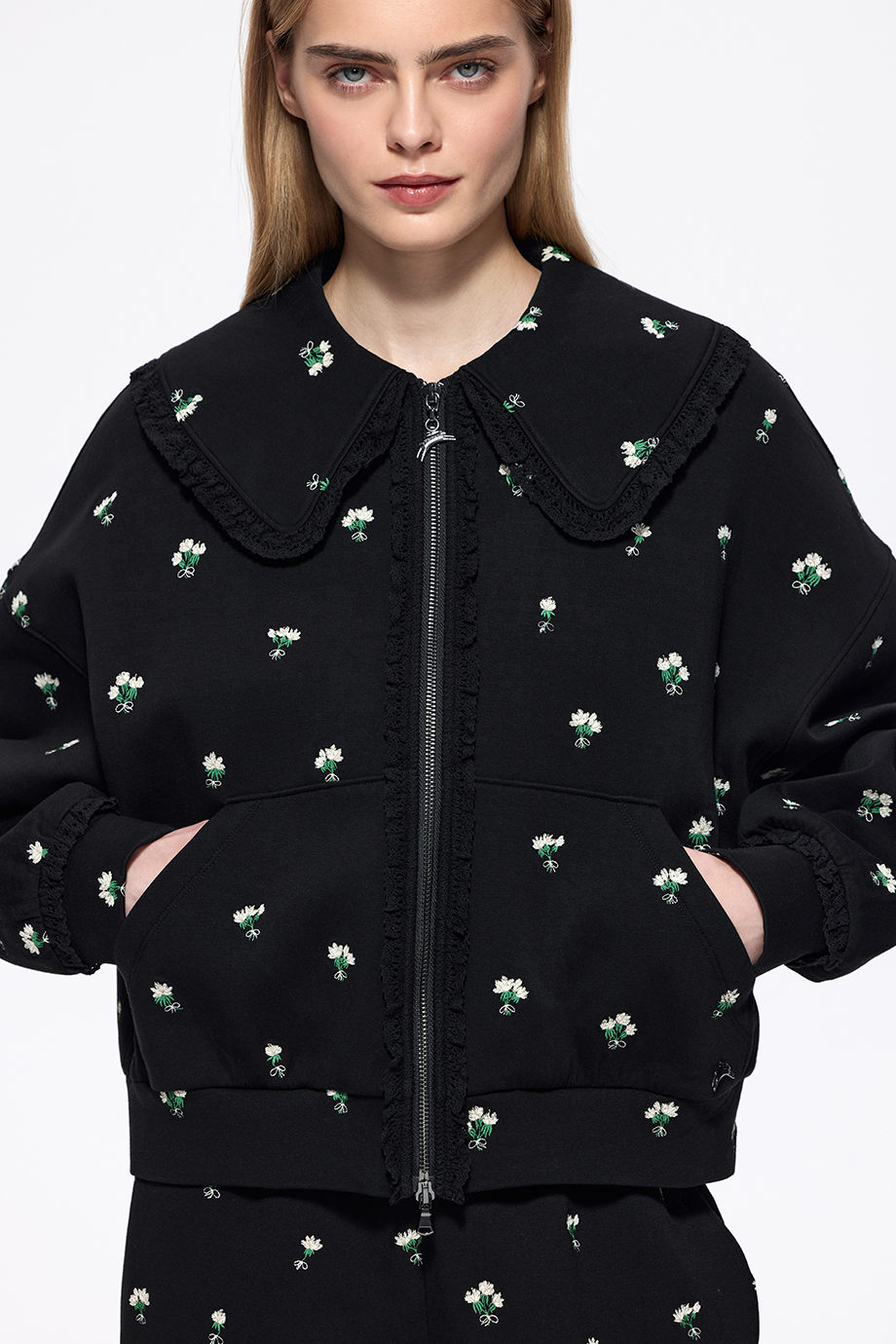 Толстовка на молнии с вышивкой