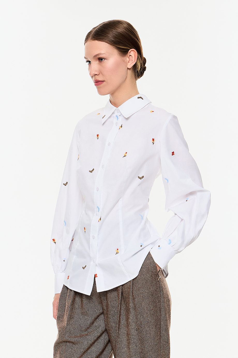 Рубашка прилегающая с вышивками