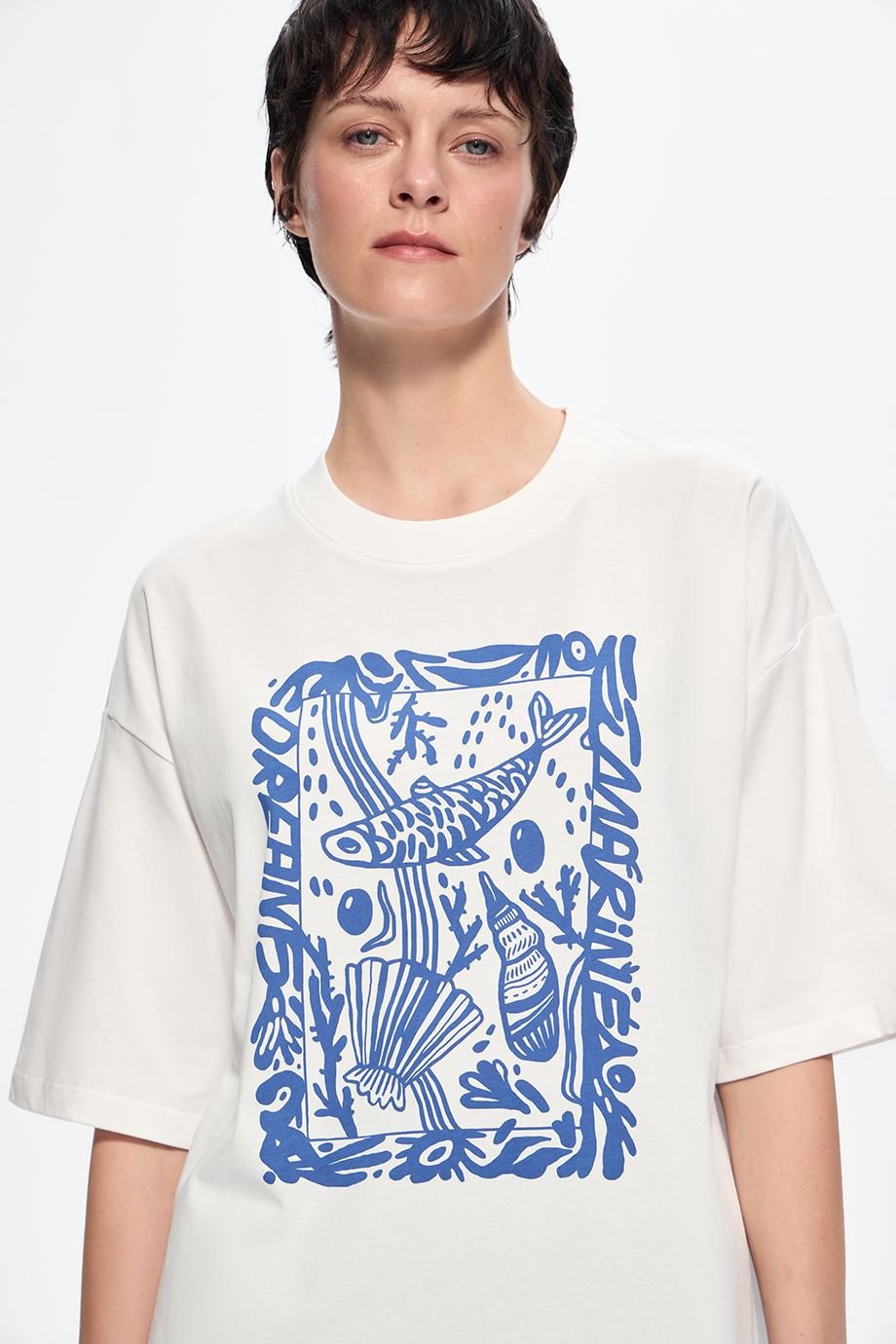 Футболка с принтом и вышивкой