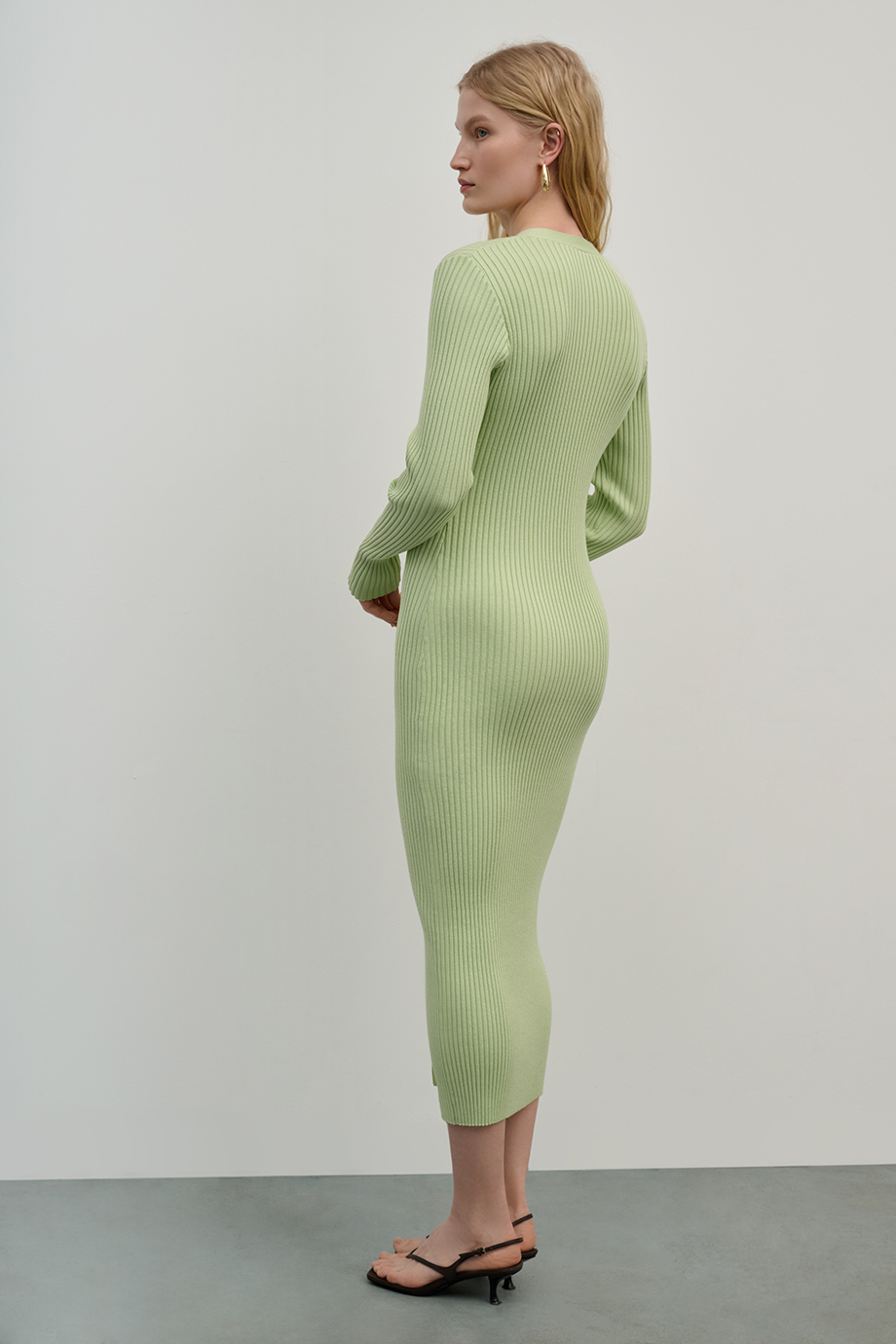 Платье-футляр вязаное