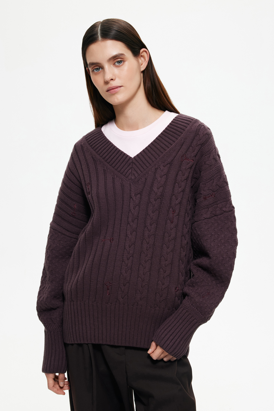 Джемпер с косами и вышивками