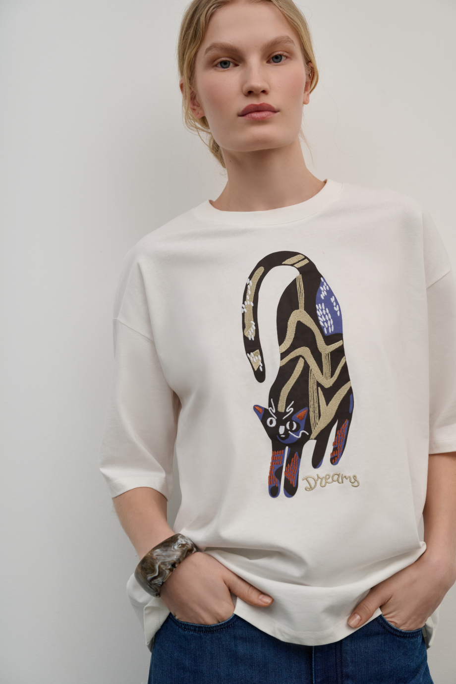 Футболка с принтом и вышивкой