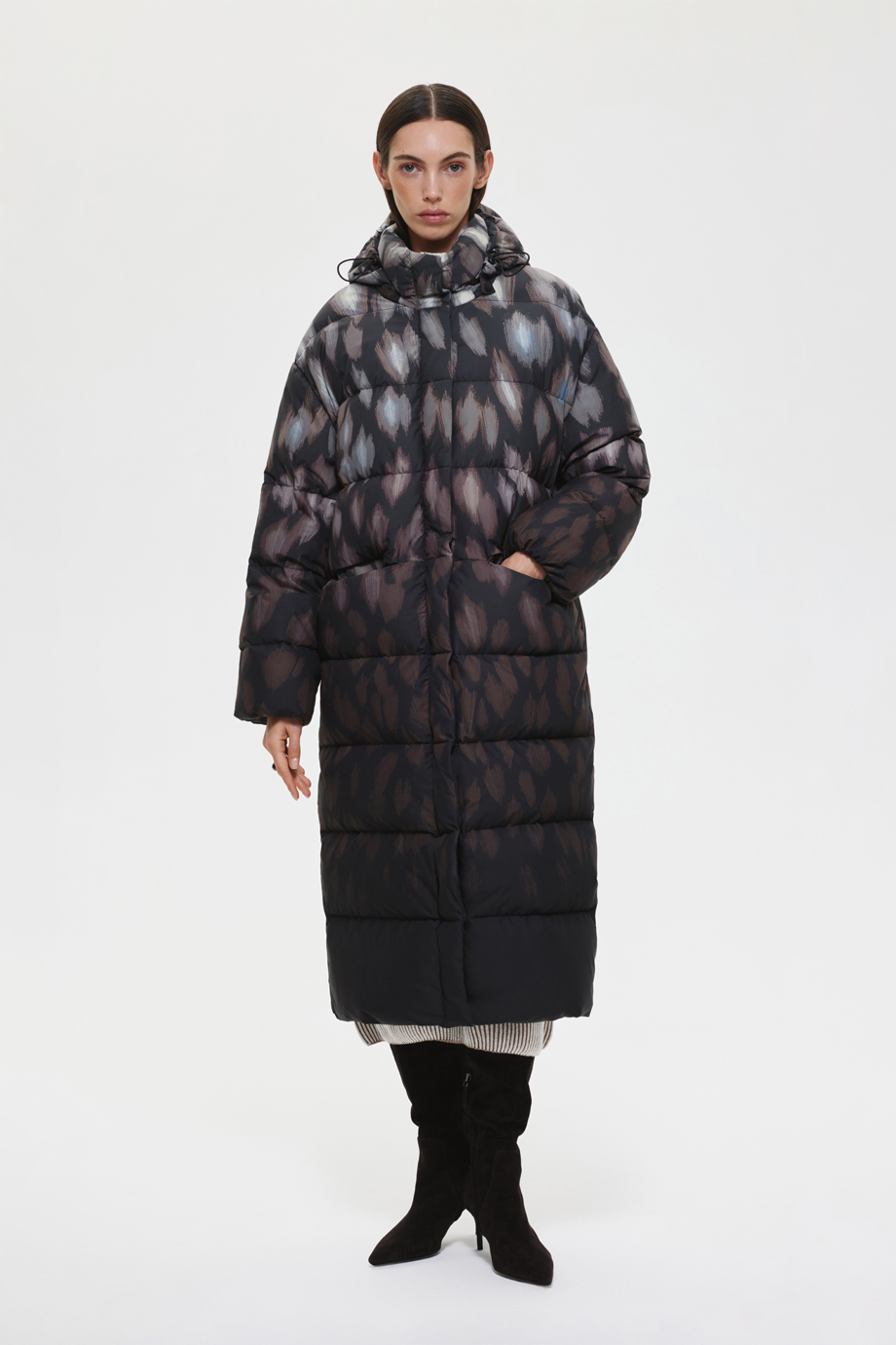 Пуховик длинный с принтом