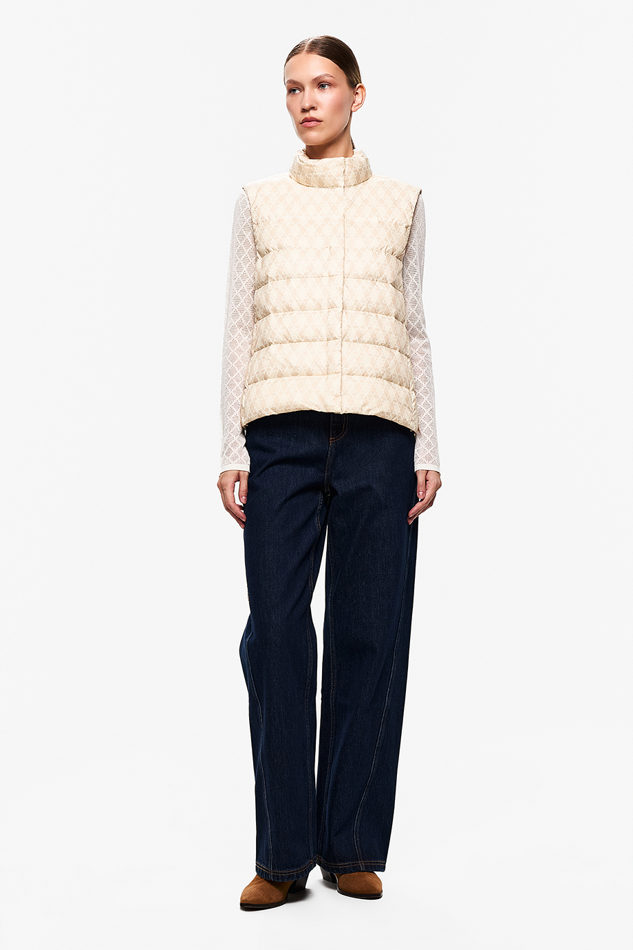 Жилет пуховый с принтом