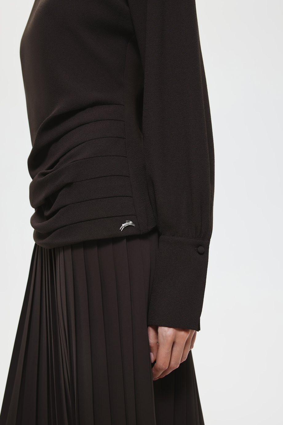 Платье с драпировкой и юбкой-плиссе