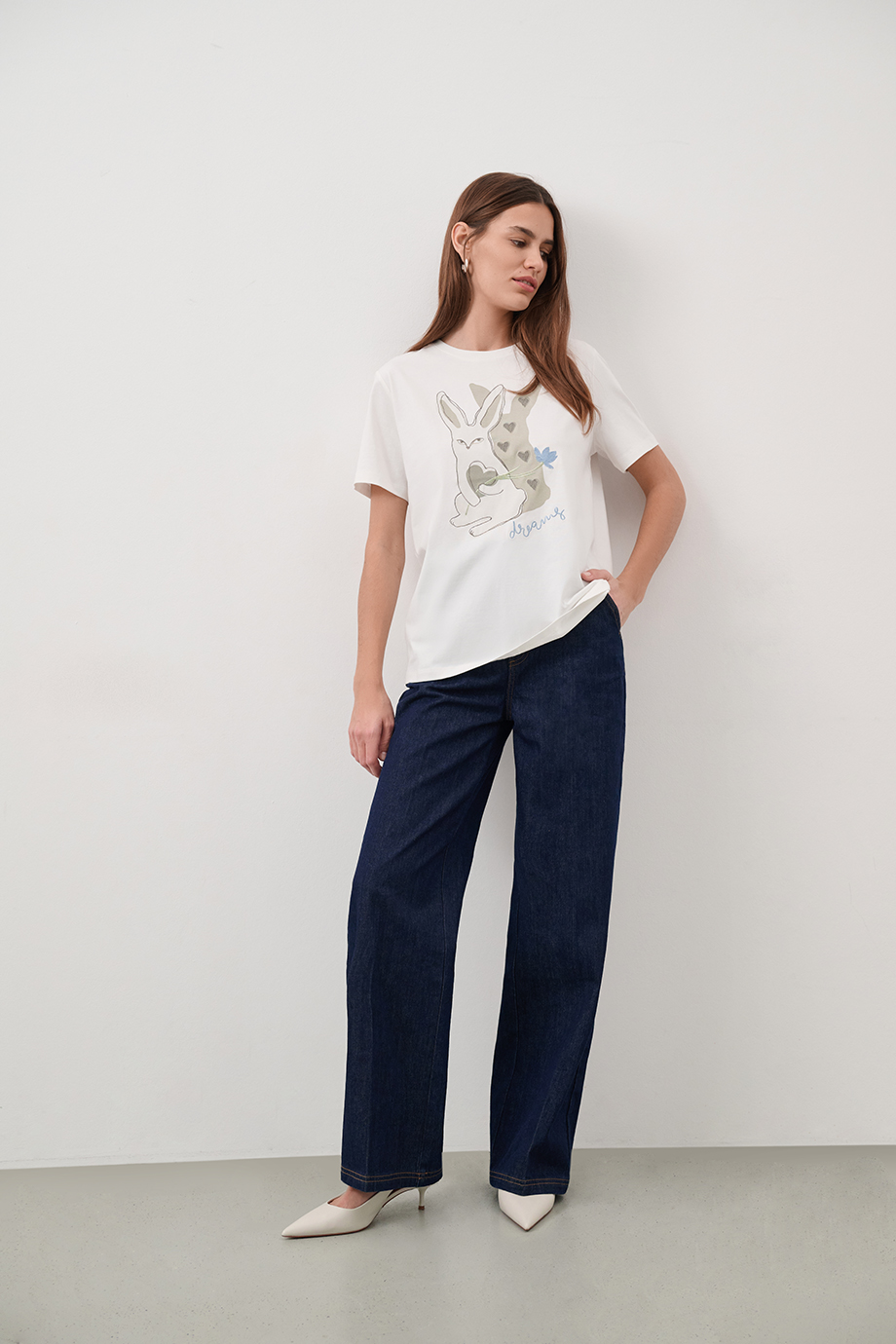 Футболка с принтом и вышивкой