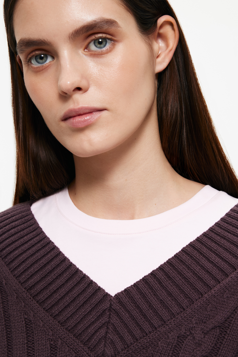 Джемпер с косами и вышивками