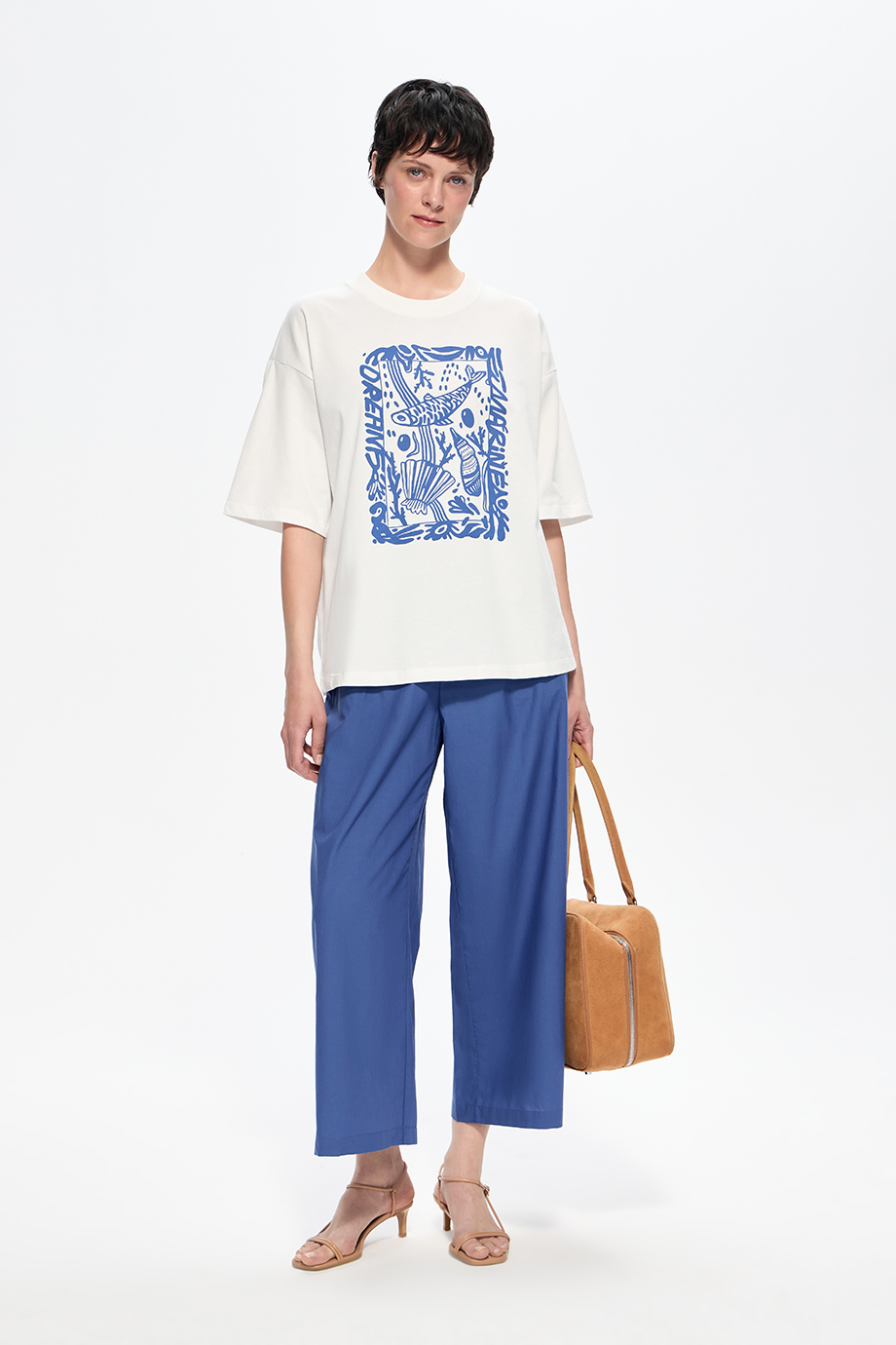 Футболка с принтом и вышивкой