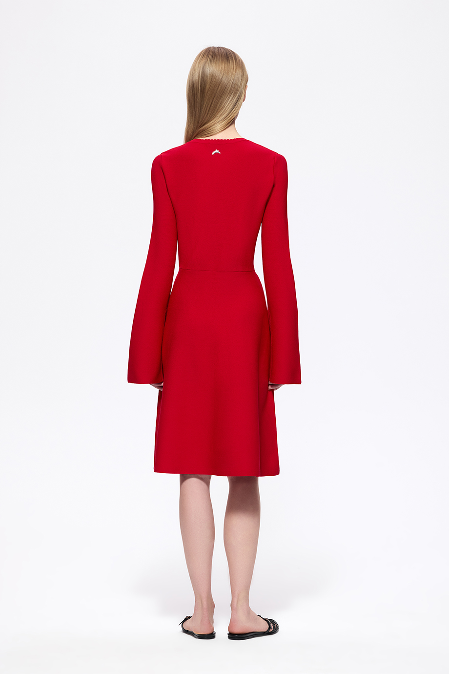 Платье вязаное с рукавом-клеш