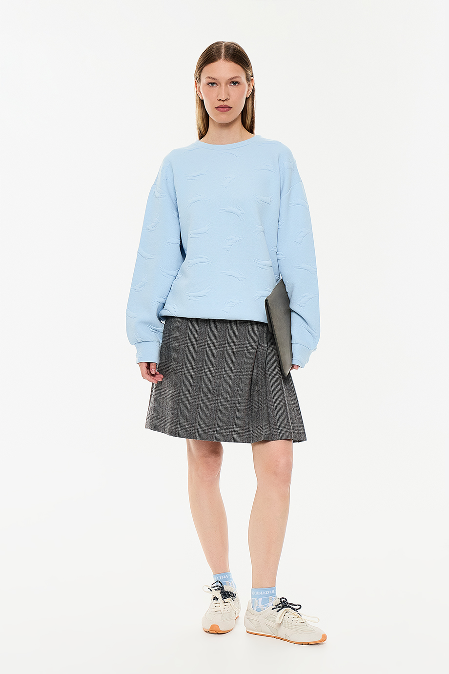 Свитшот с объемным лого-паттерном