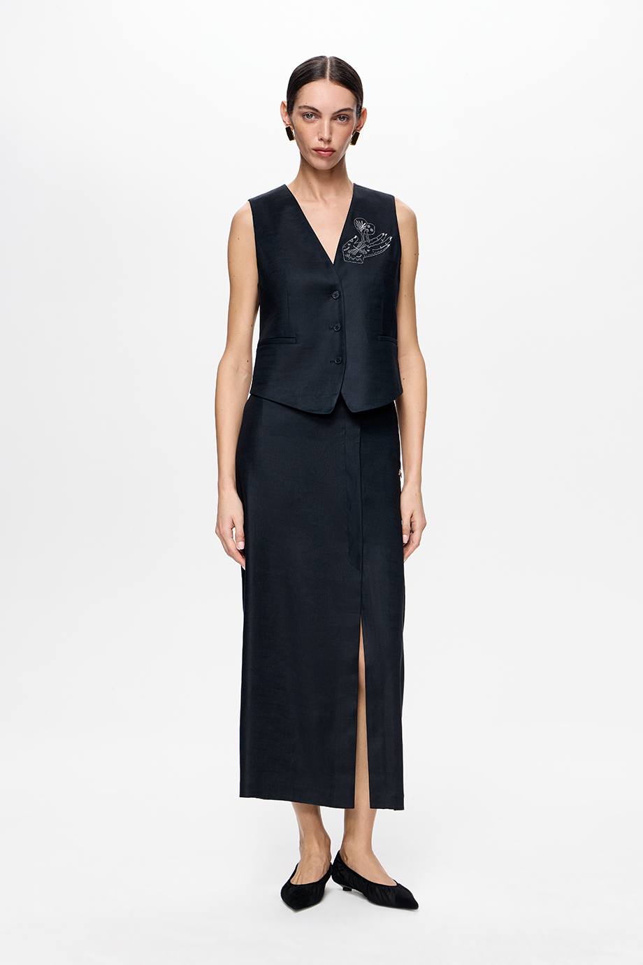 Жилет из эластичного льна с вышивкой