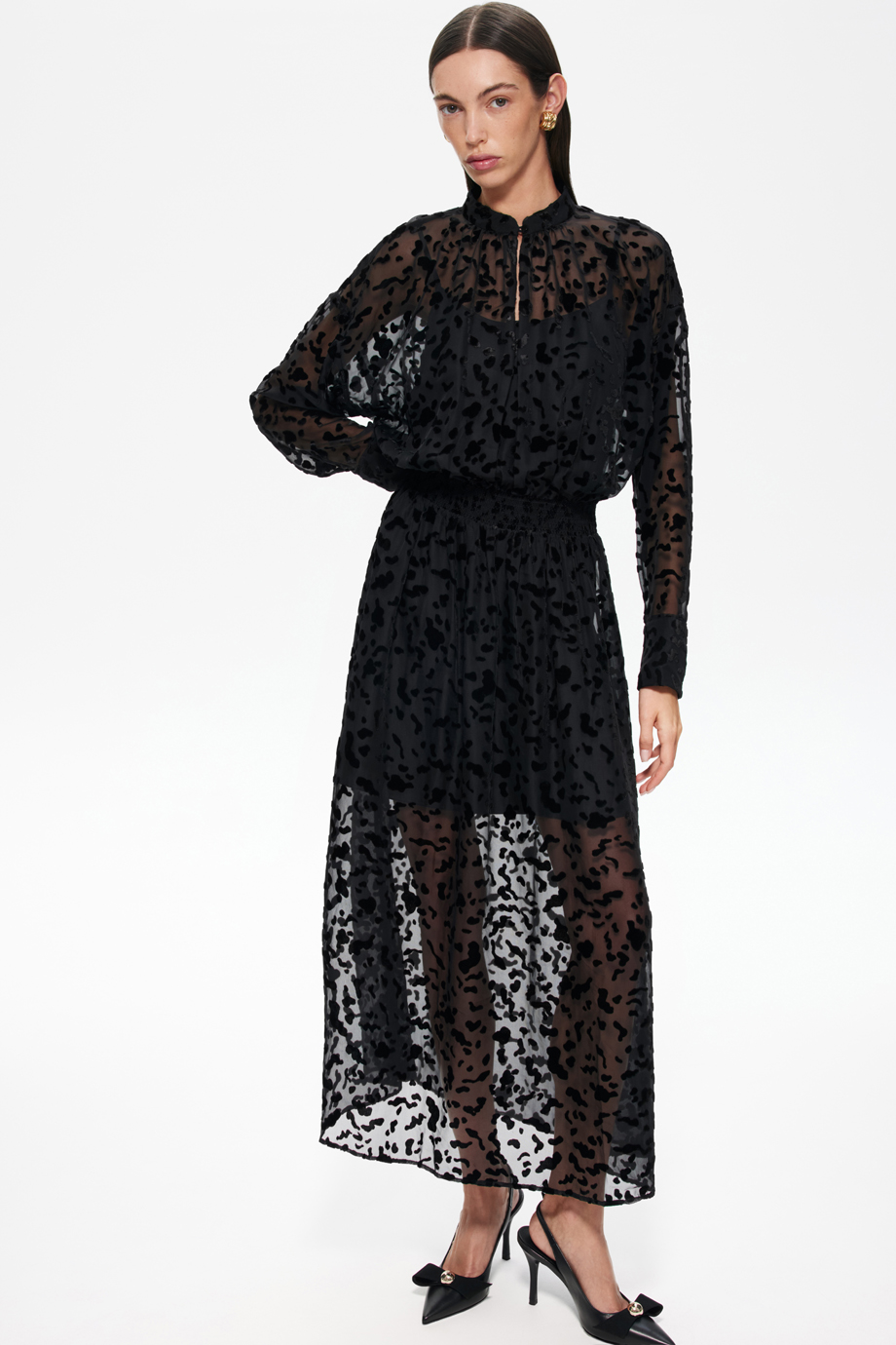 Платье из деворе с поясом-резинкой