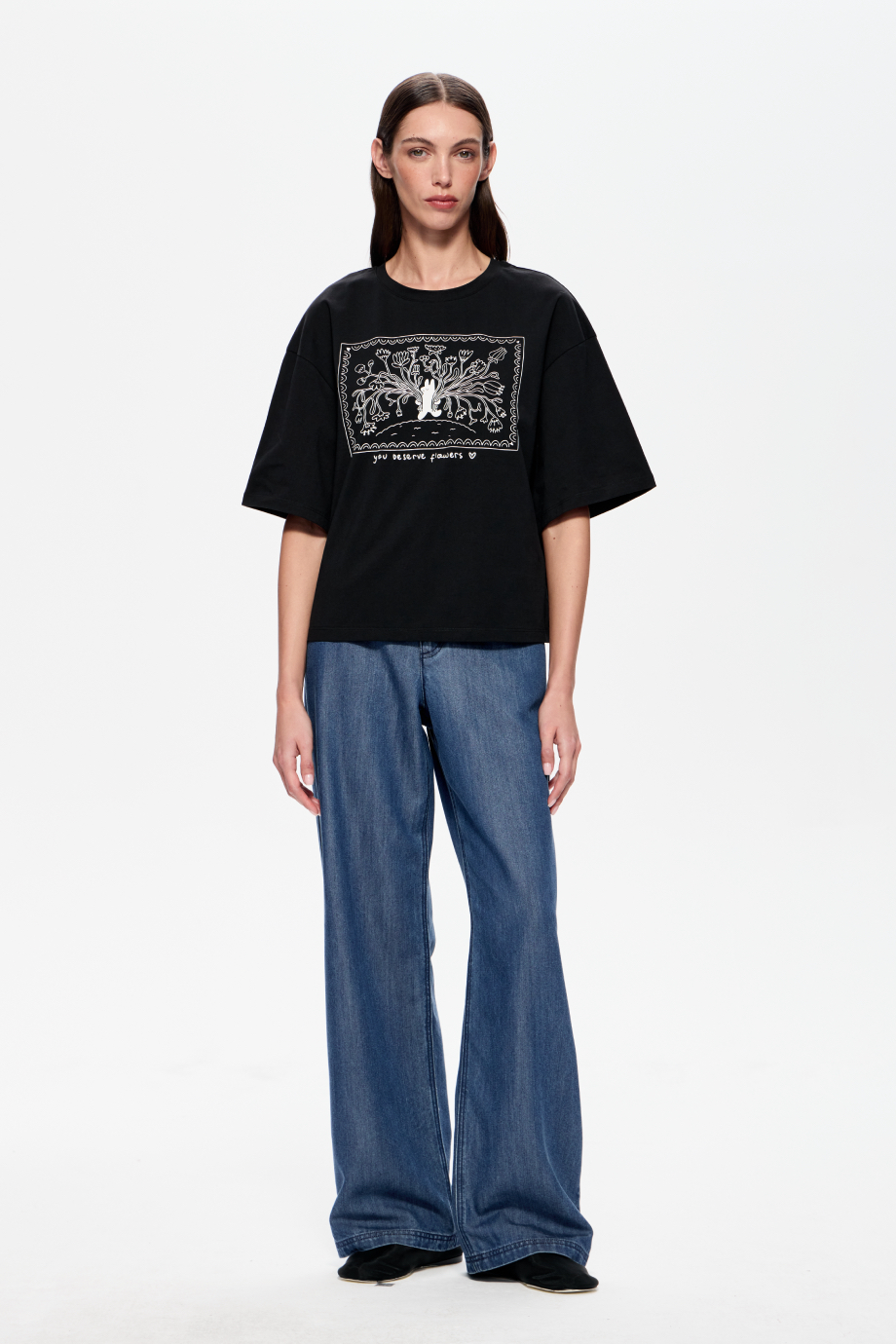 Футболка с принтом и вышивкой