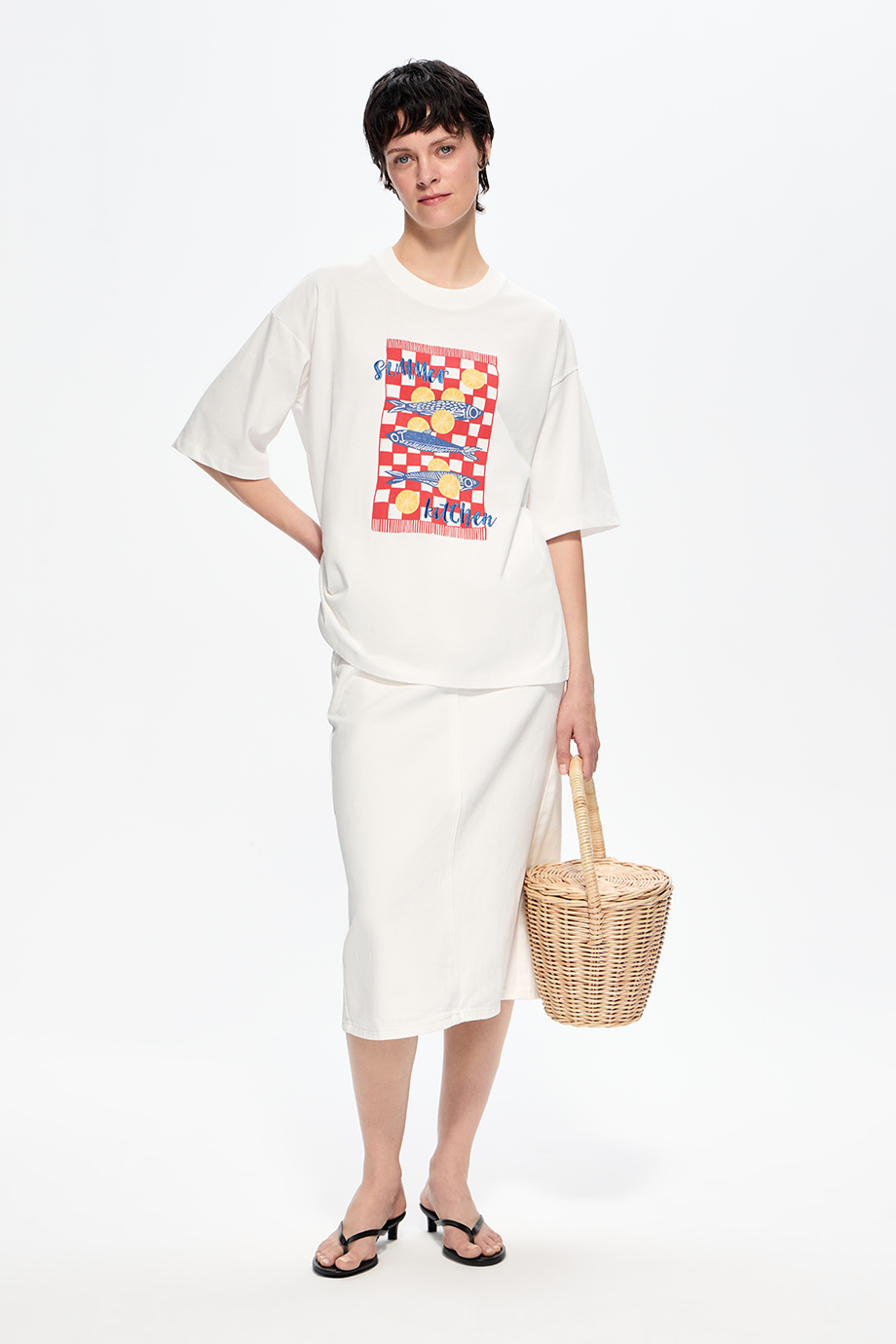 Футболка с принтом и вышивкой