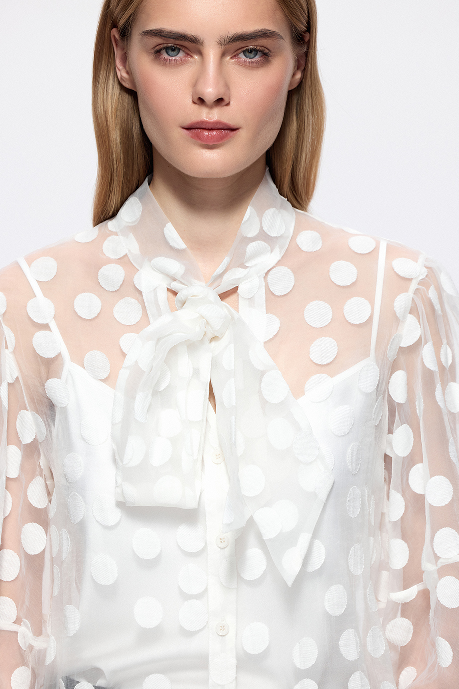 Блузка из деворе с бантом