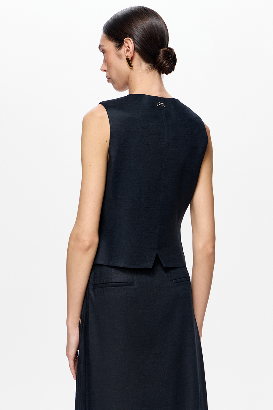 Жилет из эластичного льна с вышивкой