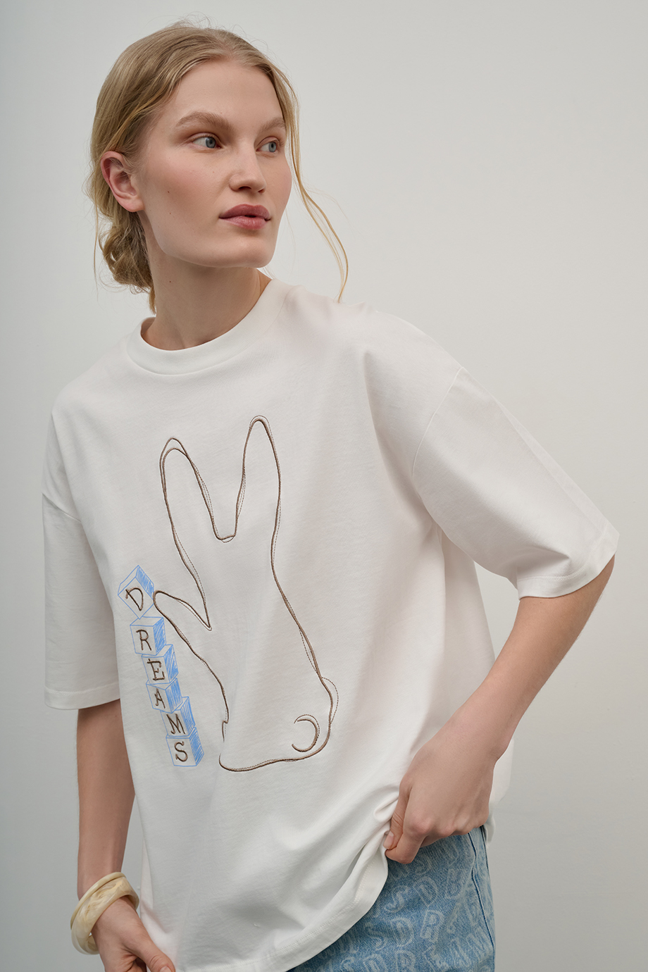 Футболка с принтом и вышивкой