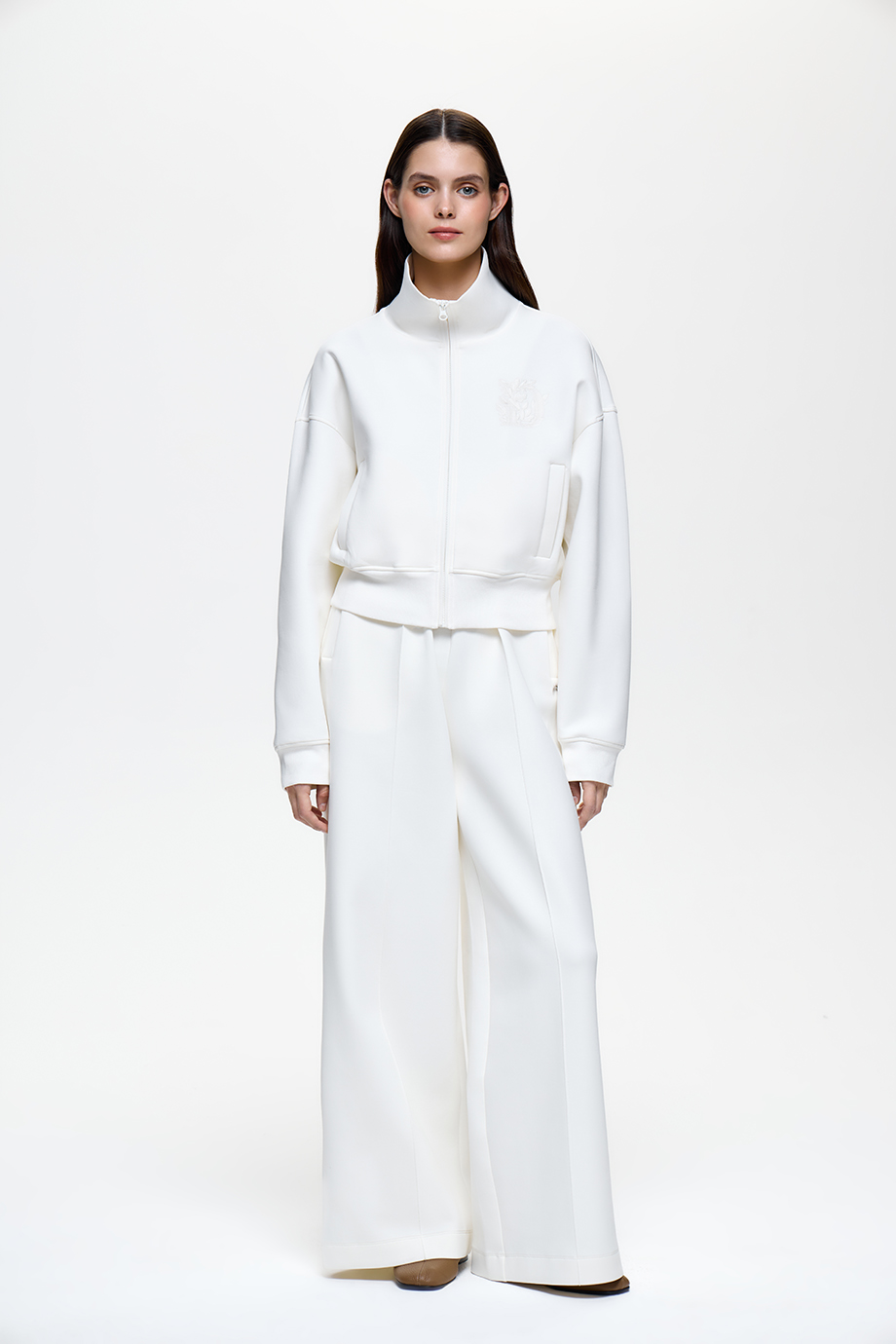 Толстовка на молнии с вышивкой