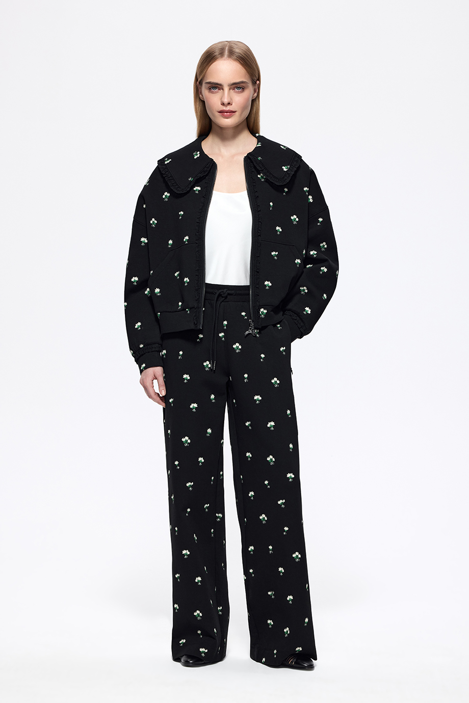 Толстовка на молнии с вышивкой