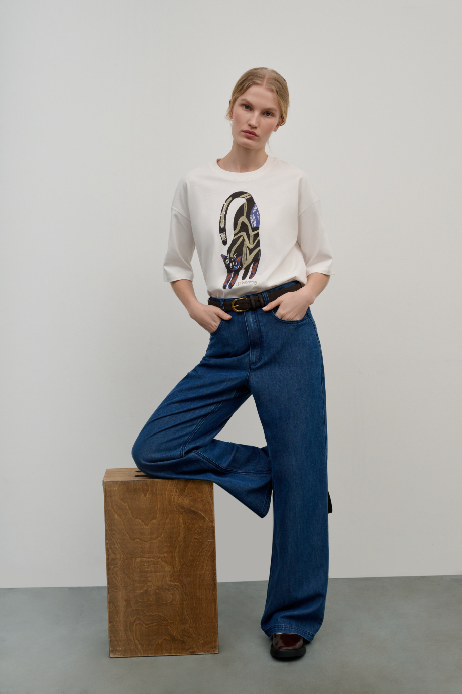 Футболка с принтом и вышивкой