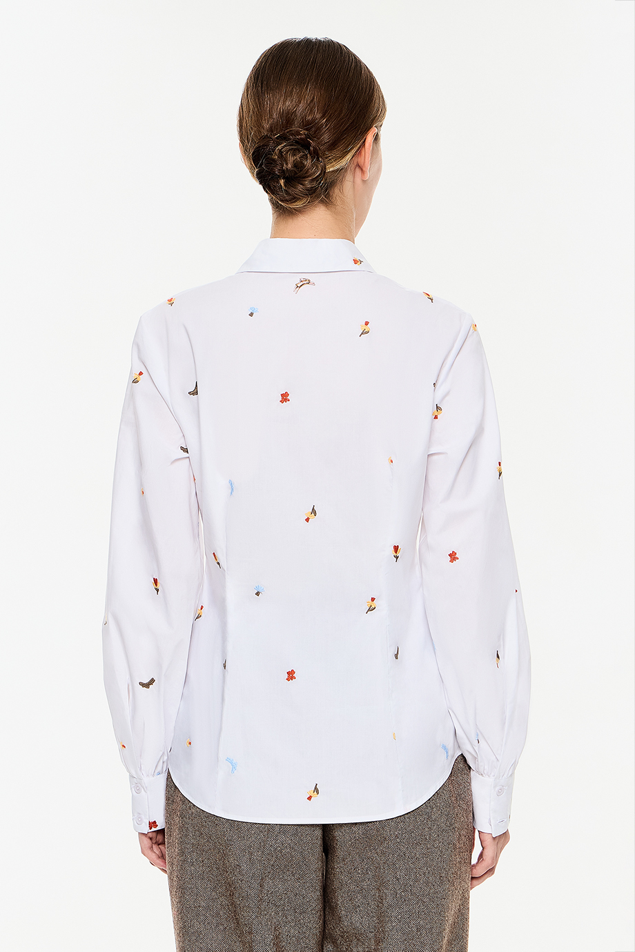 Рубашка прилегающая с вышивками