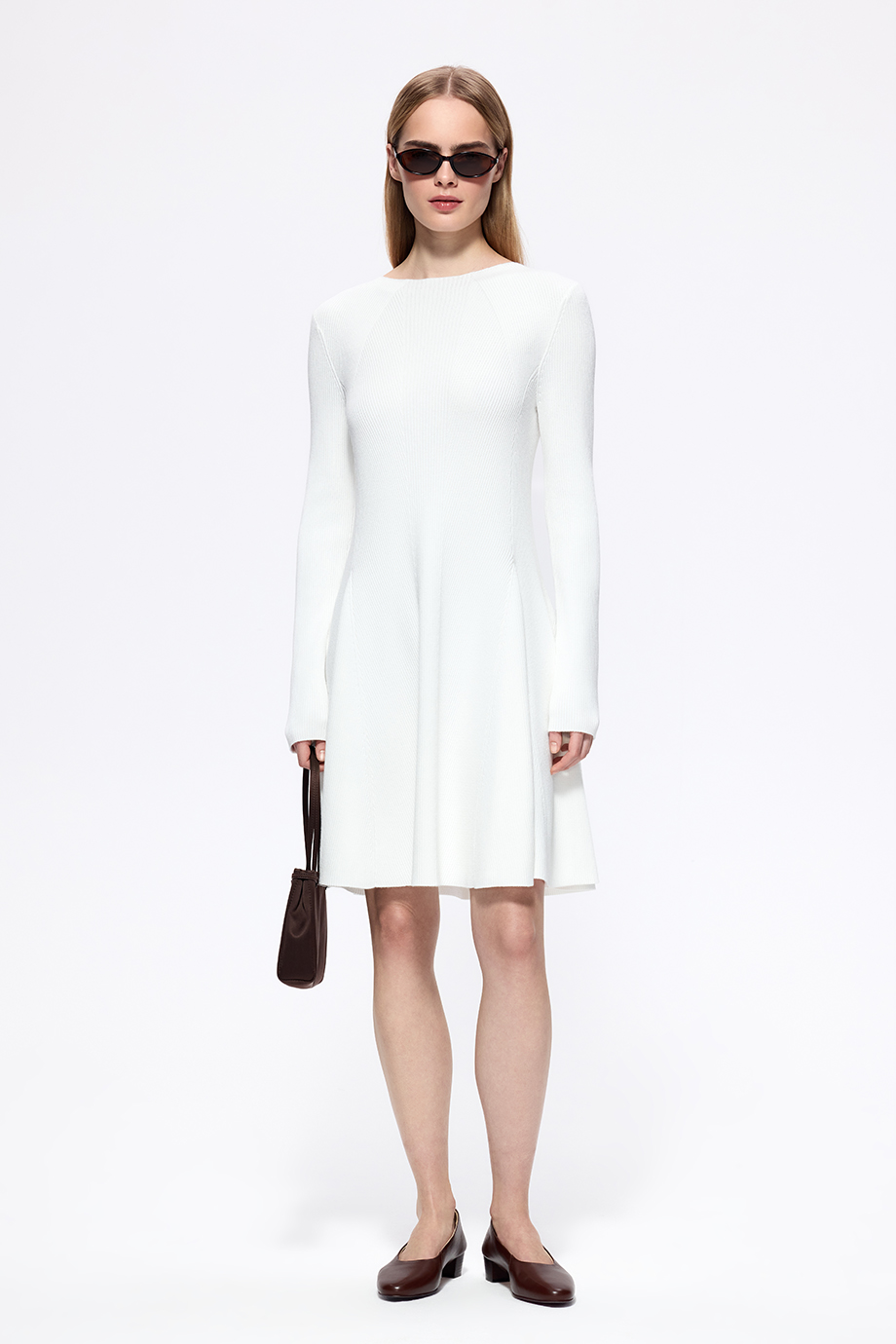 Вязаное расклешенное платье