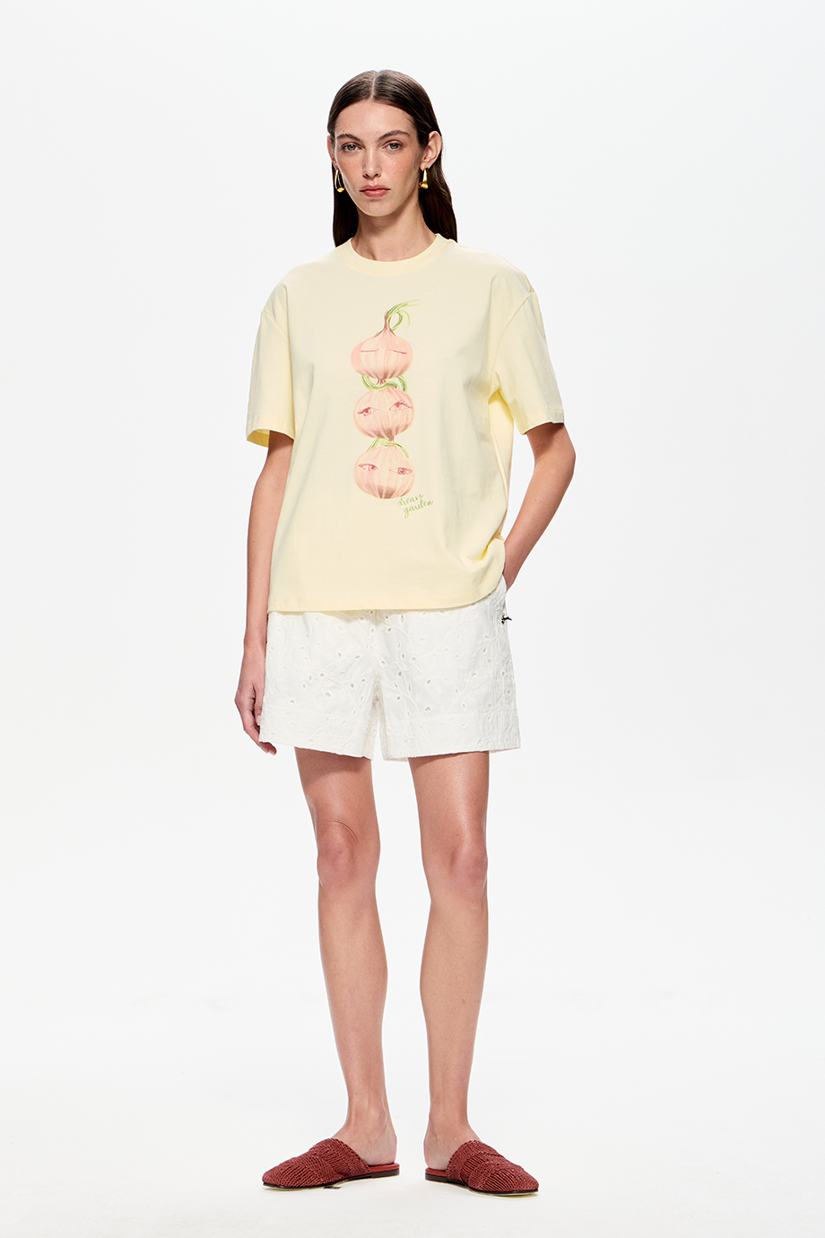 Футболка с принтом и вышивкой