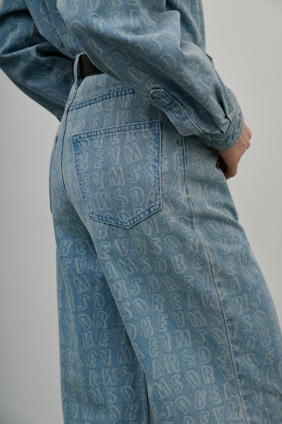 Джинсы Wide Leg с лазерным принтом