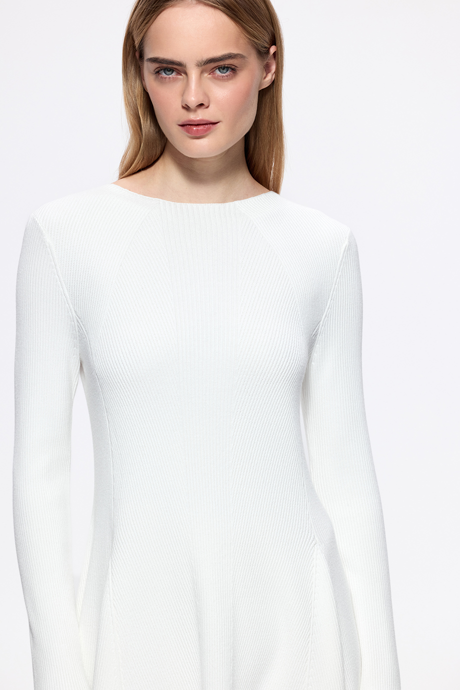 Вязаное расклешенное платье