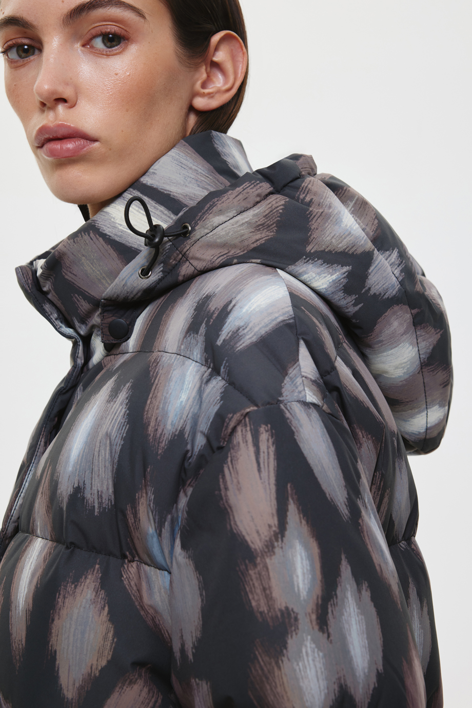 Пуховик длинный с принтом