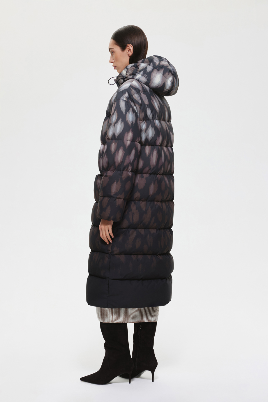 Пуховик длинный с принтом