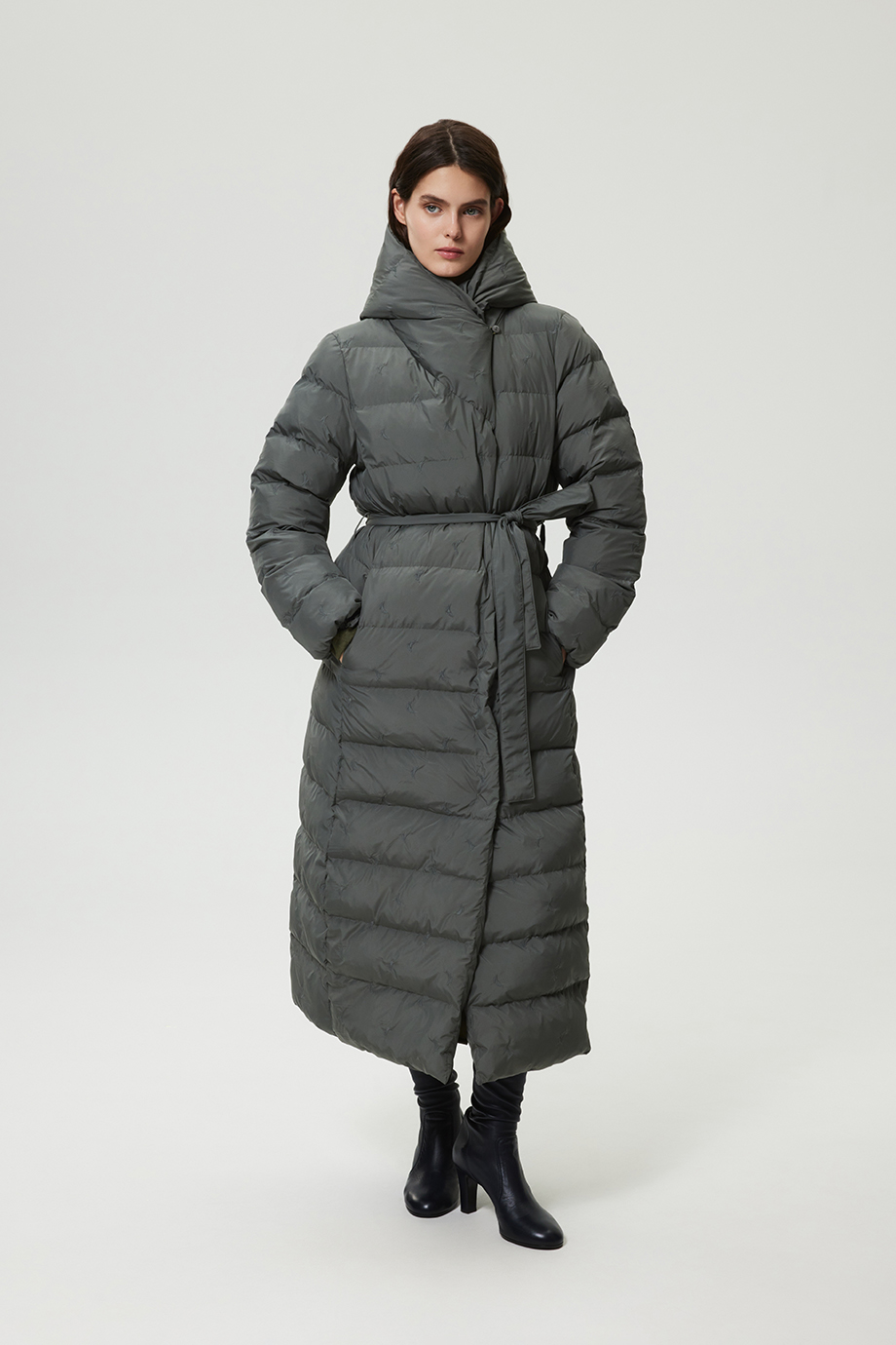 Пальто утепленное с вышивкой Пальто утепленное с вышивкой