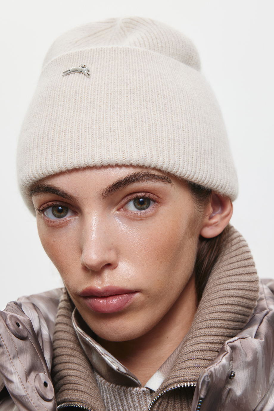 Шапка с широким отворотом с ангорой