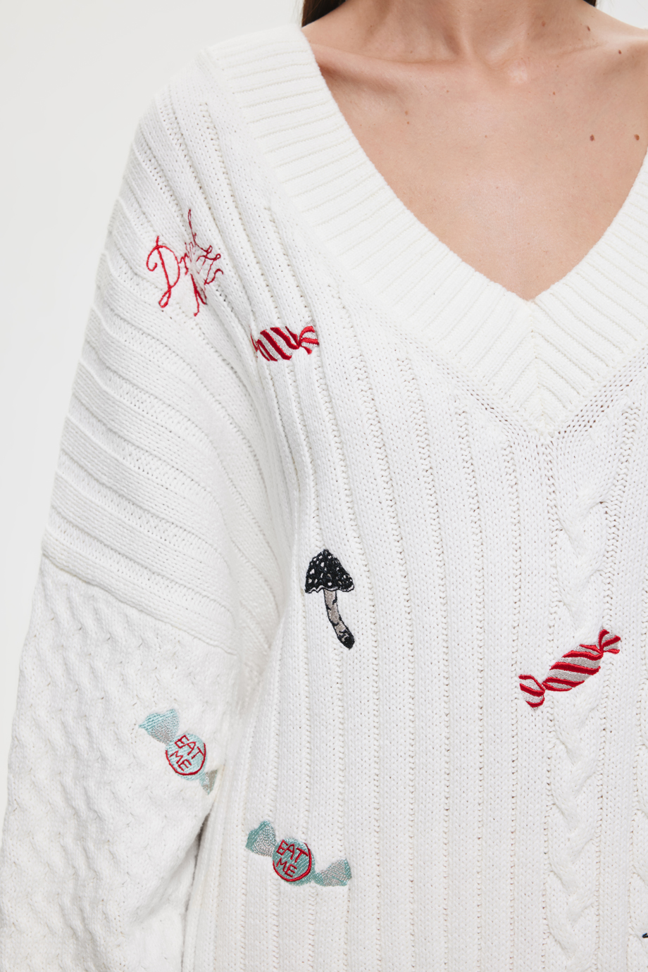 Джемпер с косами и вышивками